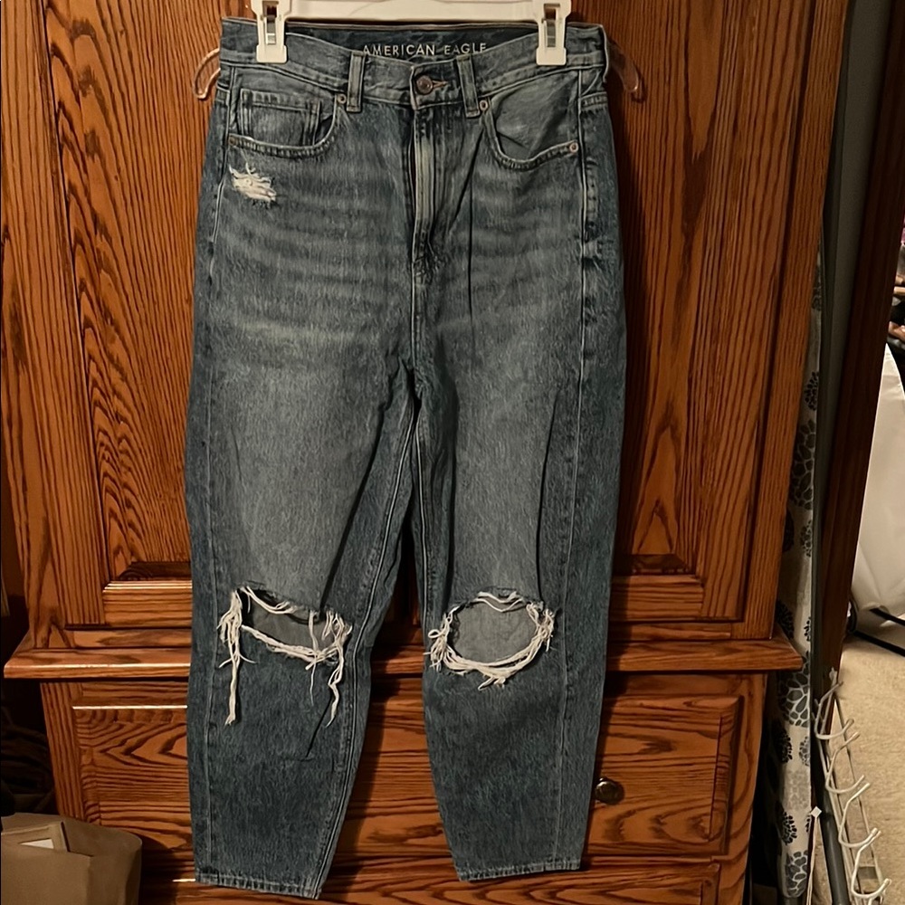 American Eagle Outfitters Womens Size 6, Distressed Blue Relaxed Mom Jeans